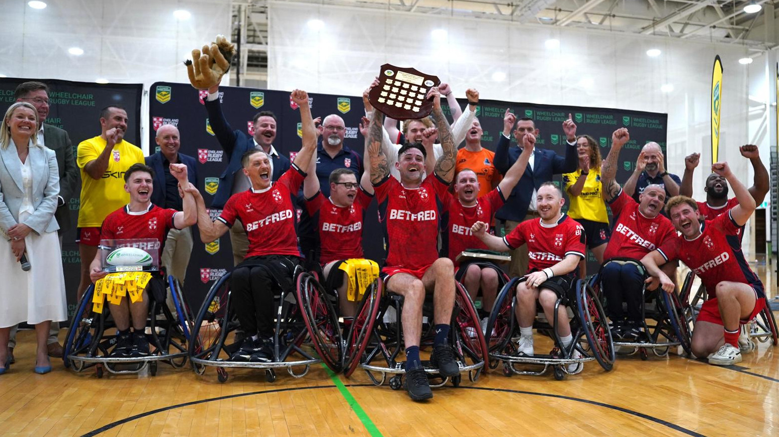 Match report: England snatch win against Australia with last minute try 